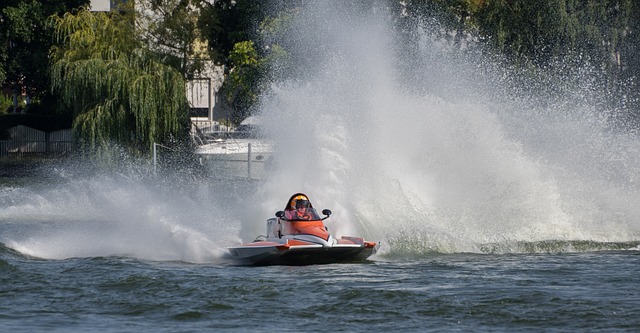 不慎将球打 不慎将球打